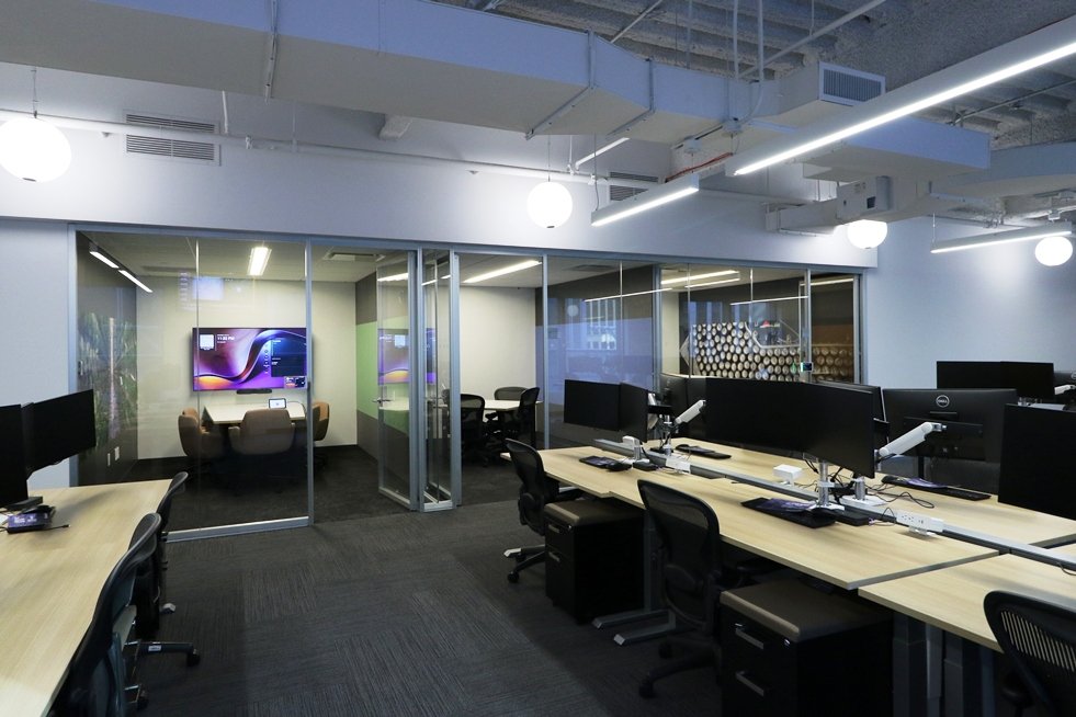 eam meeting rooms are integrated into the open office layout, allowing for a quick private meeting or conversation. 